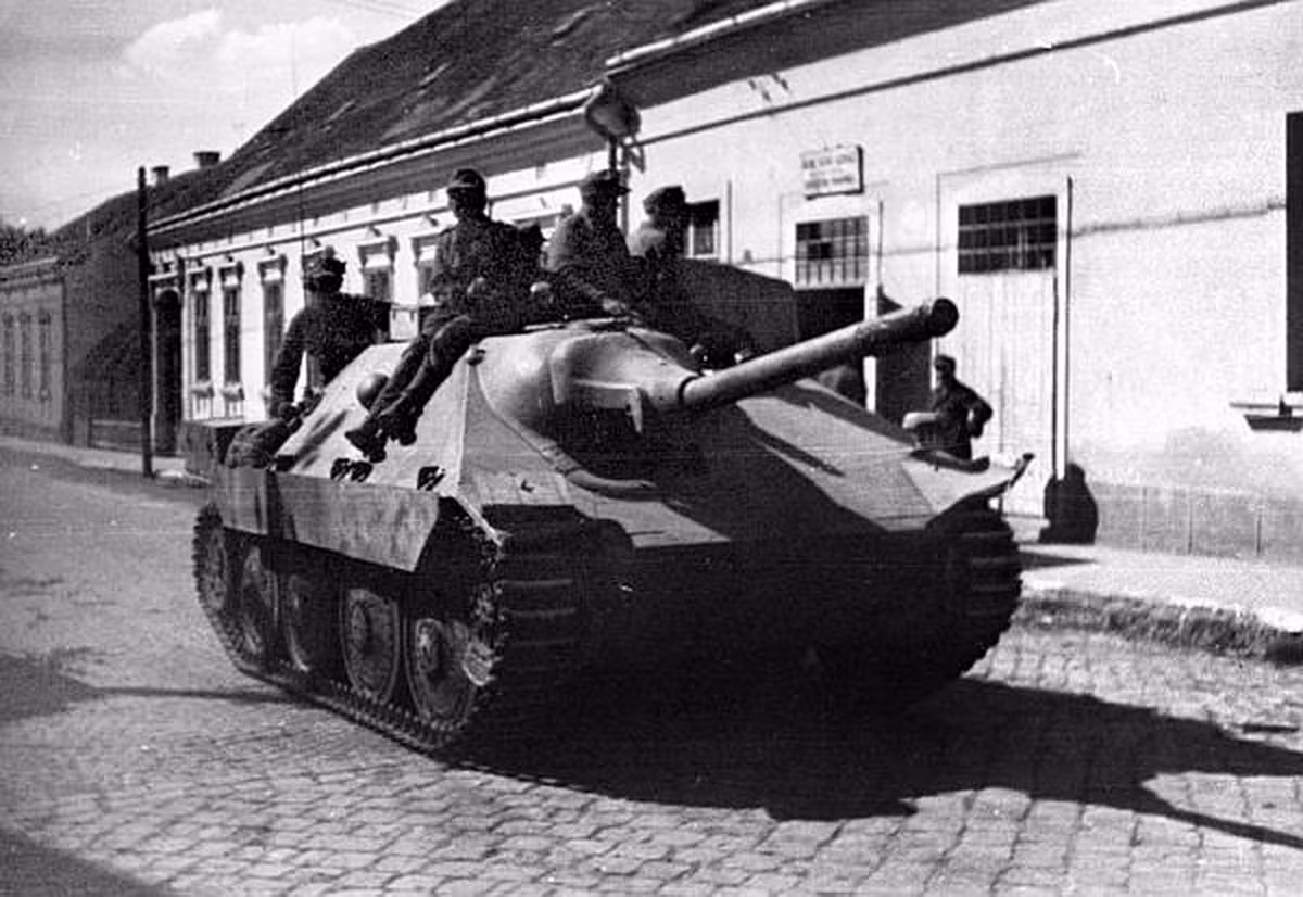 Mặc dù được đưa vào sản xuất hàng loạt rất muộn, tới tận tháng 3/1944 dây chuyền sản xuất pháo tự hành chống tăng Hetzer mới được đưa vào hoạt động. Tuy nhiên, do chế tạo từ khung gầm có sẵn và thiết kế khá tối giản, Hetzer đã nhanh chóng được sản xuất và tổng cộng có tới khoảng 3000 đơn vị được sản xuất trong khoảng thời gian hơn một năm cuối chiến tranh. Nguồn ảnh: Vostak.
