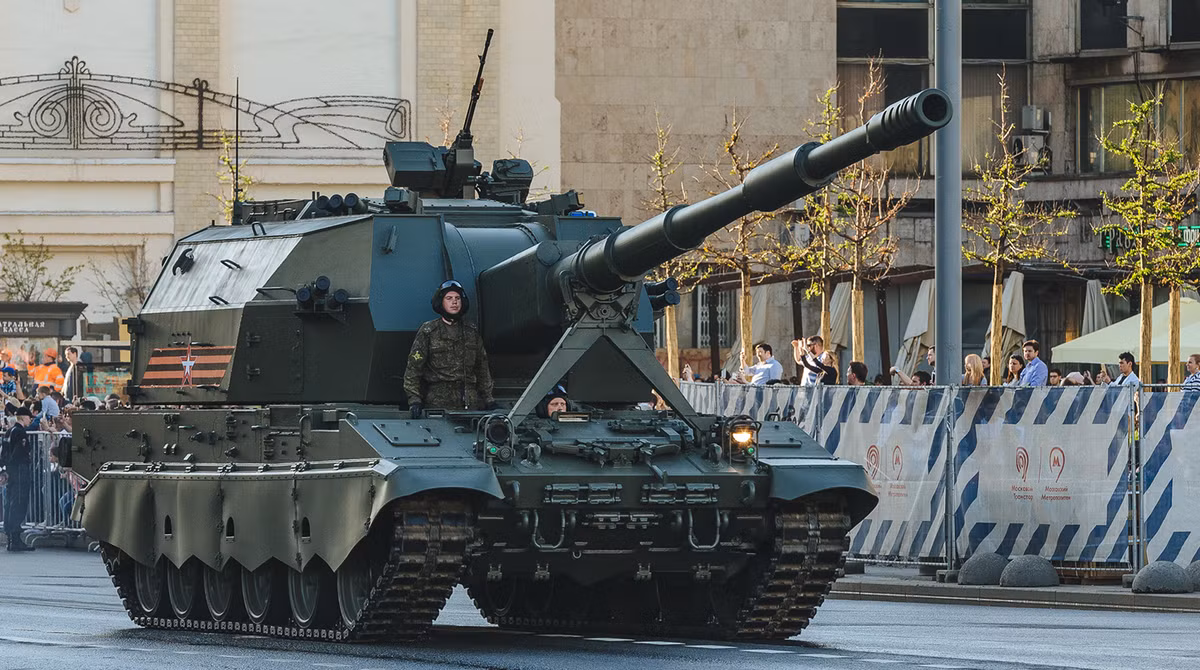 Pháo tự hành 2S35 Koalitsiya-SV của quân đội Nga thuộc Sư đoàn Cận vệ số 147 "Simferopol) tham gia cuộc duyệt binh. Hiện tại loại pháo tự hành này đang được phía Nga dự kiến thay thế toàn bộ cho các khẩu pháo tự hành 2S19 Msta trong lực lượng Lục quân nước này. Nguồn ảnh: Gazeta.