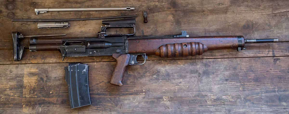 Khẩu súng trường bullpup đầu tiên được quân đội Anh thiết kế thành công mang tên EM-2. Dù không được trang bị đại trà và chỉ là phiên bản chế tạo thử nghiệm, khẩu súng này đã cho người Anh rất nhiều kinh nghiệm để chế tạo ra những phiên bản súng trường tấn công dạng Bullpup hiện đại bậc nhất thế giới như khẩu SA-80 sau này. Nguồn ảnh: Wiki.
