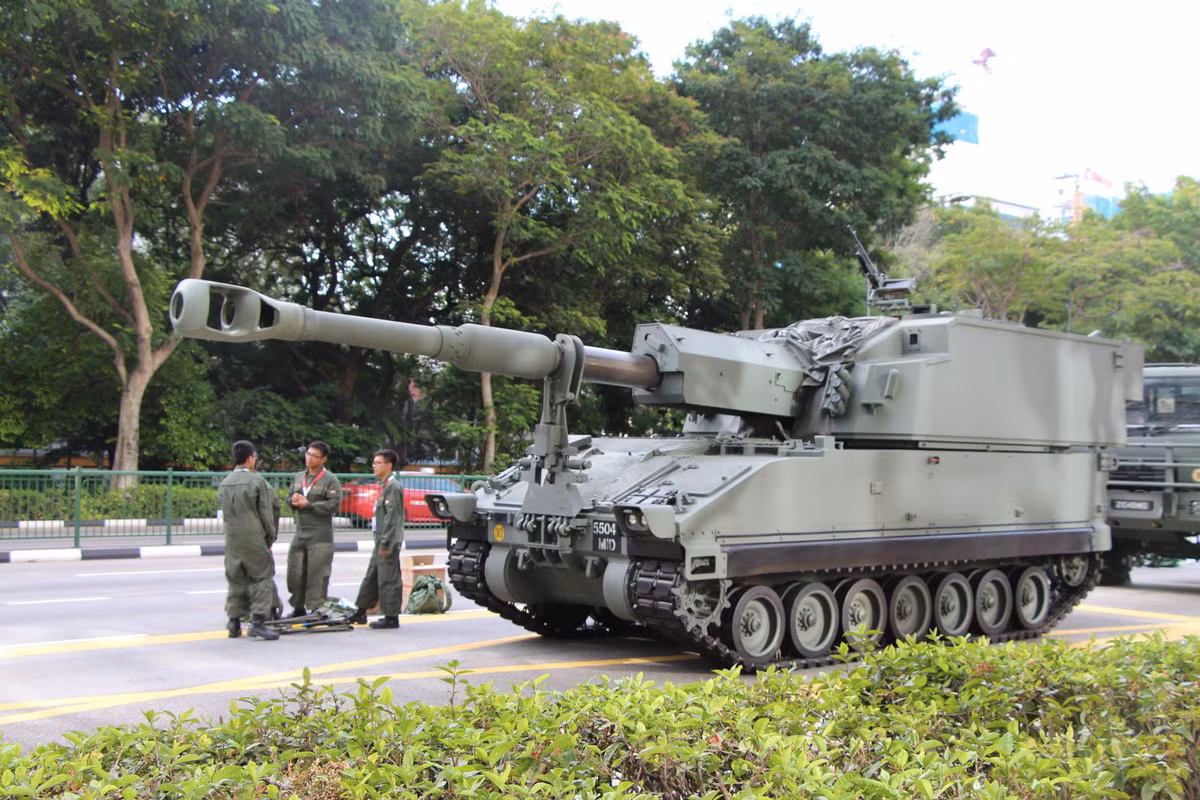 Quyết tâm bắt tay vào nghiên cứu và phát triển một loại pháo mới, phía Singapore đặt ra mục tiêu, khẩu pháo tự hành SSPH phải nặng dưới 30 tấn, rộng không quá 3 mét để có thể di chuyển được qua địa hình đất yếu và đặc biệt là không ảnh hưởng tới đường xá của Singapore. Nguồn ảnh: Tube.
