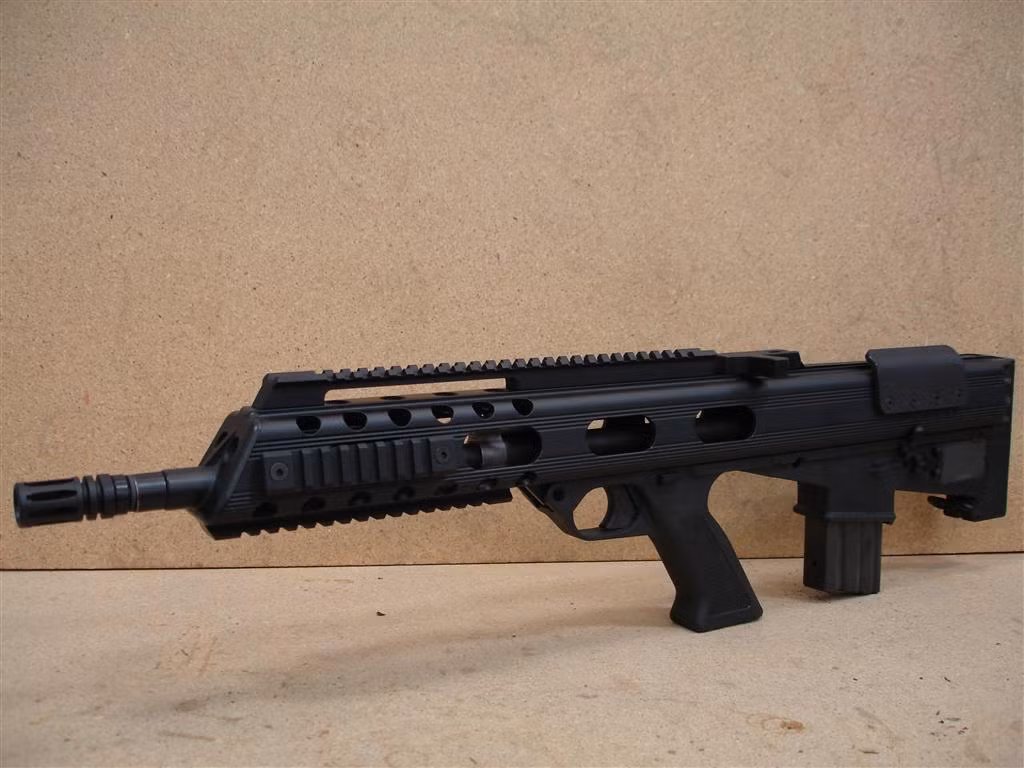 Súng có trọng lượng rỗng 3,7 kg, chiều dài tiêu chuẩn 760mm nhưng do có kiểu dáng thiết kế bullpup nên chiều dài nòng súng đạt tới 70% chiều dài tổng thể, lên tới 550 mm. Nguồn ảnh: Armlist.