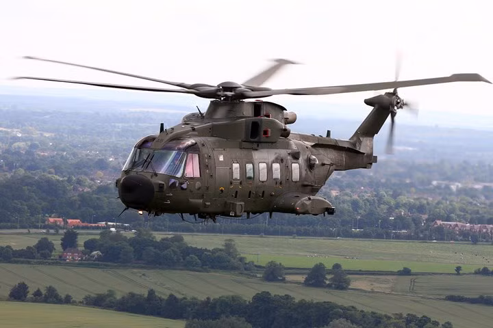 AugustaWestland AW101 sở hữu radar tìm kiếm mục tiêu mặt nước Blue Kestrel cùng phao định vị thủy âm để phát hiện tàu ngầm đối phương. AW101 có thể mang ngư lôi hoặc mìn để tiêu diệt mục tiêu. Ngoài nhiệm vụ chống ngầm, nó còn có khả năng vận tải đáng nể với 26 binh lính hoặc 5 tấn hàng hóa. Ảnh: jlmaircrafts.