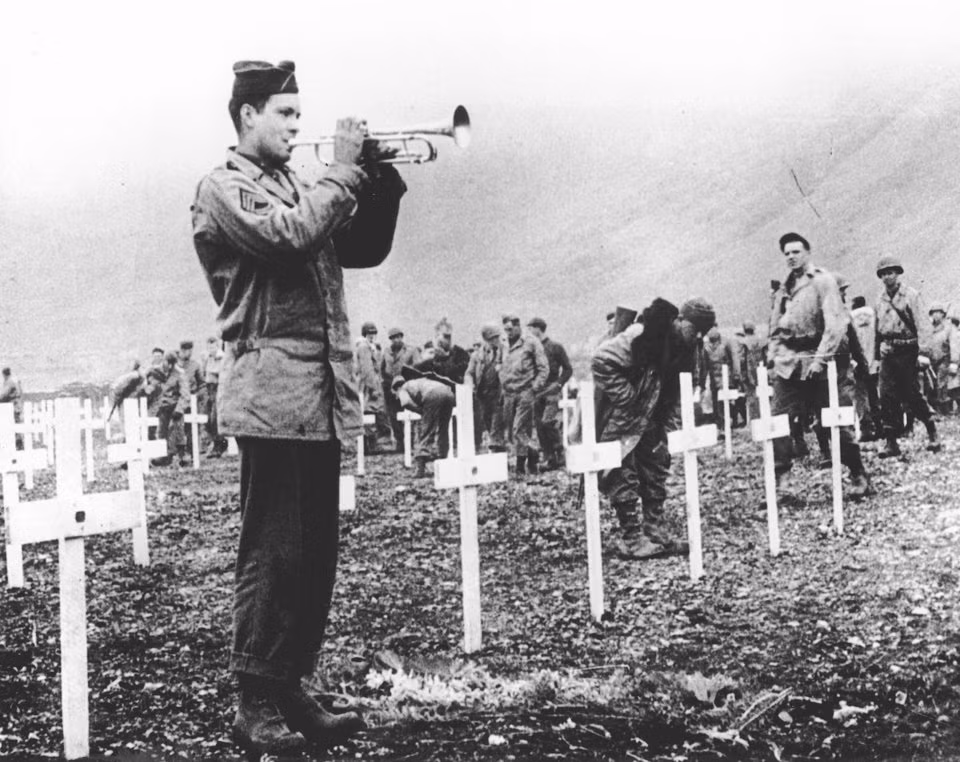 Tới ngày 30/5/1943, Thủy quân Lục chiến Mỹ chính thức chiếm được Attu, chỉ 28 lính Nhật ra hàng, 2351 lính Nhật thiệt mạng trong trận chiến. Trong số 15.000 lính Mỹ tham chiến, 549 thiệt mạng, 1148 bị thương. Nguồn ảnh: BI.