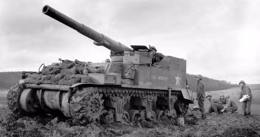 Một trong số đó là khẩu pháo tự hành cỡ nòng 155 mm mang tên 155mm Gun Motor Carriage M12. Đây là loại pháo tự hành được phát triển từ năm 1941 và được thử nghiệm vào đầu năm 1942. Nguồn ảnh: Change.
