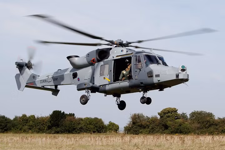 AugustaWestland AW159 là mẫu trực thăng loại nhỏ nhưng lại mang các thiết bị cảm biến hiện đại, bao gồm hệ thống sonar chủ động. Máy bay mang được 2 quả ngư lôi Sting Ray. Máy bay cũng có thể mang 4 quả tên lửa không đối đất đa nhiệm hạng nhẹ Thales Martlet hoặc 4 tên lửa chống hạm hạng nhẹ Sea Venom. Ảnh: Jetphotos.