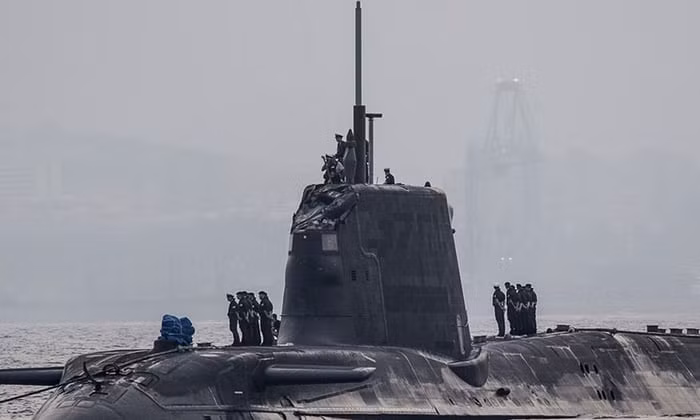 Tàu có hai lõi phản ứng hạt nhân Rolls Royce PWR 2 cung cấp tổng cộng 600 kilowatts cho phép tàu di chuyển được với tốc độ tối đa khoảng 30 hải lý trên giờ khi lặn. Nguồn ảnh: Wiki.