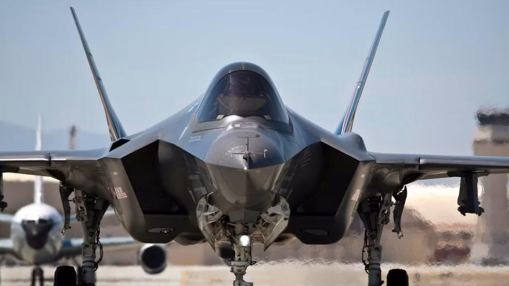Sau khi điều tra, các điều tra viên của Quân đội Mỹ và Lockheed Martin đã kết luận vụ việc xảy ra do lỗi động cơ của chiếc F-35A. Một hoặc một vài cánh quạt bên trong động cơ của chiếc F-35A này đã bị rung mạnh khi hoạt động, dẫn tới việc cọ sát và tạo ra lửa, gây hiệu ứng dây chuyền dẫn tới cháy động cơ. Nguồn ảnh: CNN.
