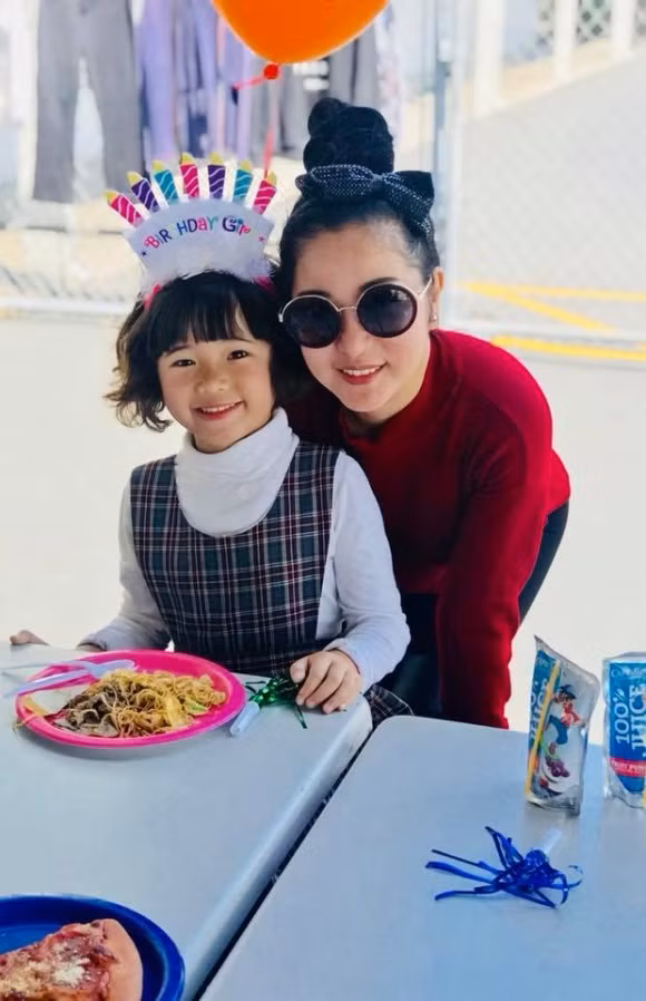 Sinh nhật tròn 7 tuổi của con gái, Thúy Nga mua đồ ăn đãi... toàn trường