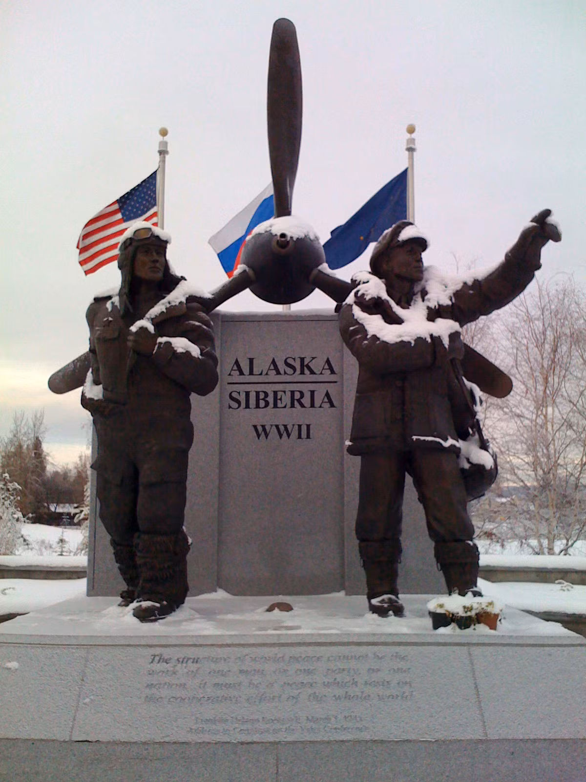 Đài tưởng niệm những phi công Mỹ hy sinh ở Alaska và Siberia khi làm nhiệm vụ vận tải cho chương trình Lend-Lease. Nguồn ảnh: RBTH.