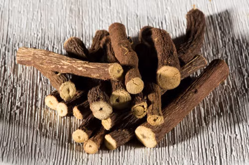  11. Gốc cam thảo Ngoài hoa cúc Đức (German Chamomile), cam thảo cũng là một vị thảo dược trong một loại thuốc dân gian của người Đức. Người Đức cho rằng chúng có tác dụng chống viêm, chống oxy hóa và loại trừ gốc tự do. Vì vậy, gốc cam thảo được dùng để điều trị chứng trào ngược axit dạ dày. Một nghiên cứu tiến hành với 80 bệnh nhân đang điều trị trào ngược axit sử dụng cam thảo trong 3 tuần liên tiếp. Kết quả cho thấy có những dấu hiệu cải thiện đáng kể đối với 75% những bệnh nhân loét dạ dày. Điều này cho thấy rễ cam thảo có thể điều trị triệu chứng trào ngược axit. 