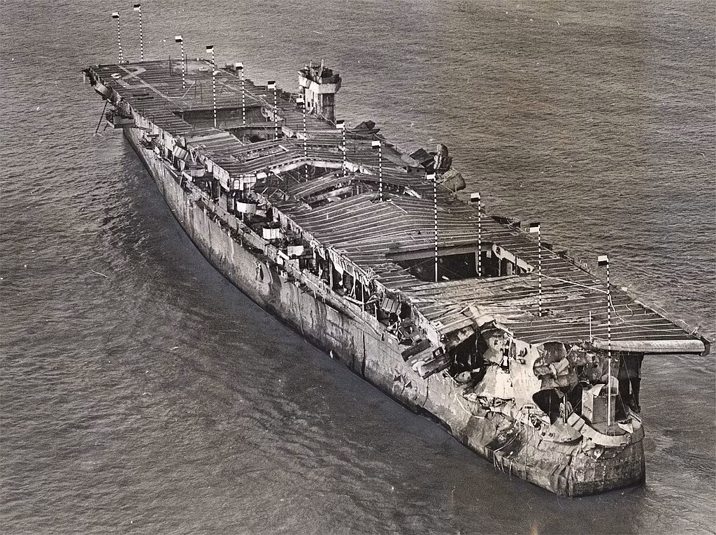 Cận cảnh tàu sân bay Independence bị "bóp nát" sau vụ nổ bom nguyên tử. Nguồn ảnh: Flickr.