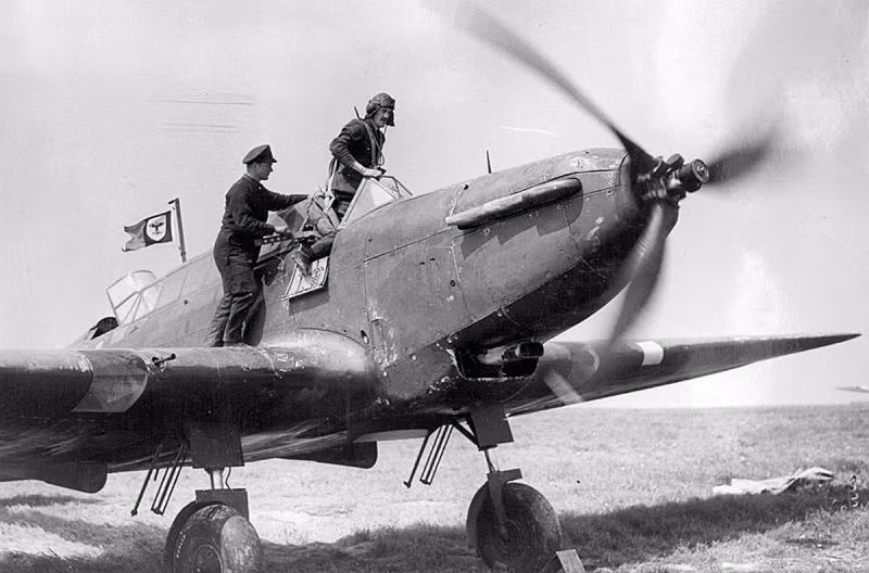 Ngoài hai khẩu súng máy "có cũng như không" của chiếc Fairey Battle, nó còn có khả năng mang theo tối đa khoảng 400 kg bom các loại, bao gồm 4 trái 250 lb (110 kg) hoặc 1 trái 500 lb (230 kg) gắn dưới bụng máy bay. Nguồn ảnh: WW2.