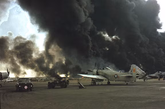 Trong cuộc tấn công này, phía ta đã phá hủy hoàn toàn ba vận tải cơ cỡ lớn loại C-130 của Mỹ ở phía trong sân bay. Các vận tải cơ này làm nhiệm vụ vận chuyển lính và hàng hóa của Mỹ tới khắp các khu vực khác ở miền Nam Việt Nam để củng cố thêm nhiều căn cứ khác. Nguồn ảnh: Flickr.