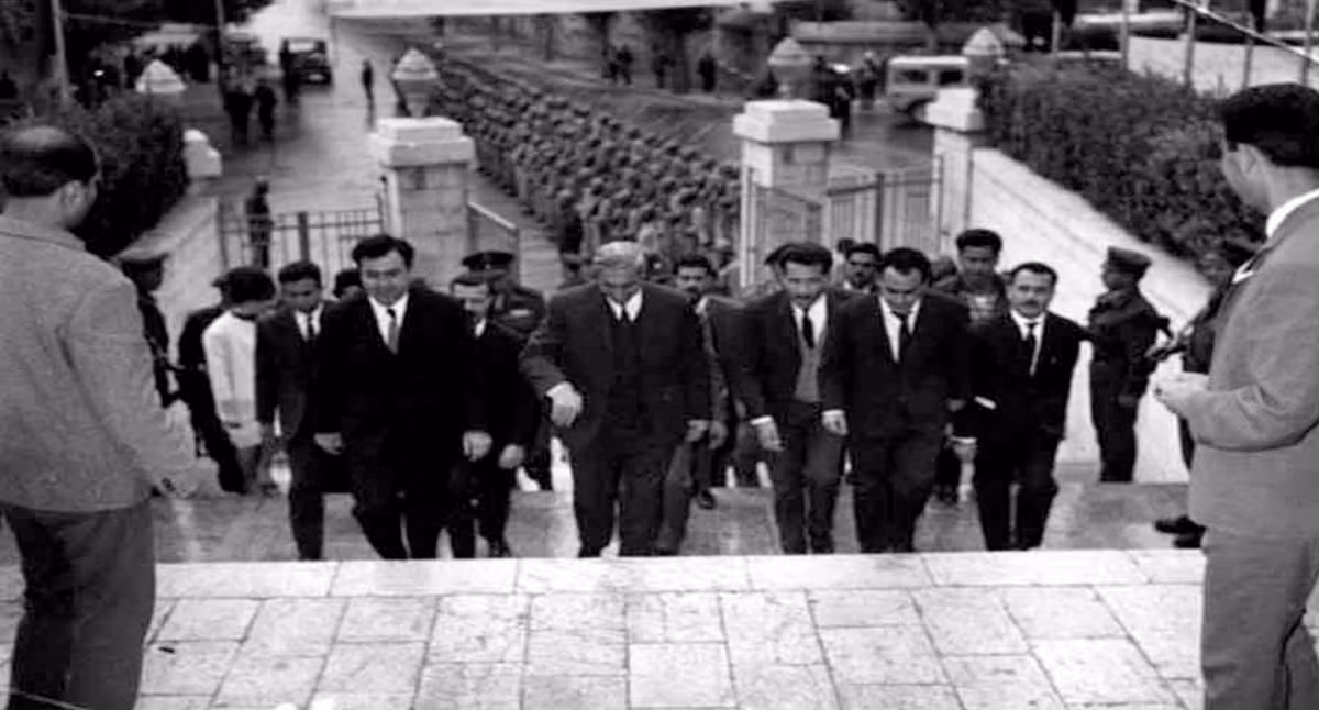 Elin Cohen xuất hiện trong đoàn tùy tùng của Tổng thống Syria - Tướng Amin Hafiz. Ảnh chụp năm 1963.