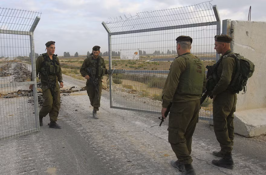 Lính Ai Cập và lính Israel tại khu vực biên giới giữa hai nước này. Nguồn ảnh: Defence.
