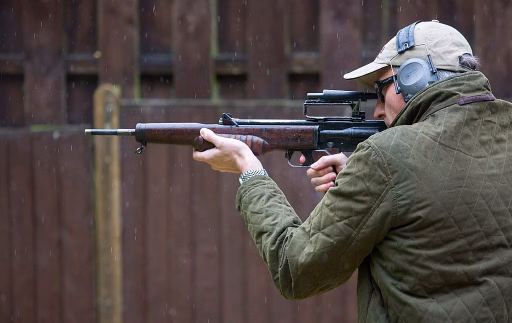 Khẩu súng trường tấn công Bullpup EM-2 này được quân đội Anh thiết kế trong khoảng thời gian từ năm 1948 tới năm 1950. Do là bản thử nghiệm nên khẩu súng này được chế tạo với nhiều phiên bản khác nhau sử dụng nhiều loại đạn khác nhau bao gồm 6,25x43mm, 7x49mm, 7x51mm, 7,62x51mm,... Nguồn ảnh: Rifle.