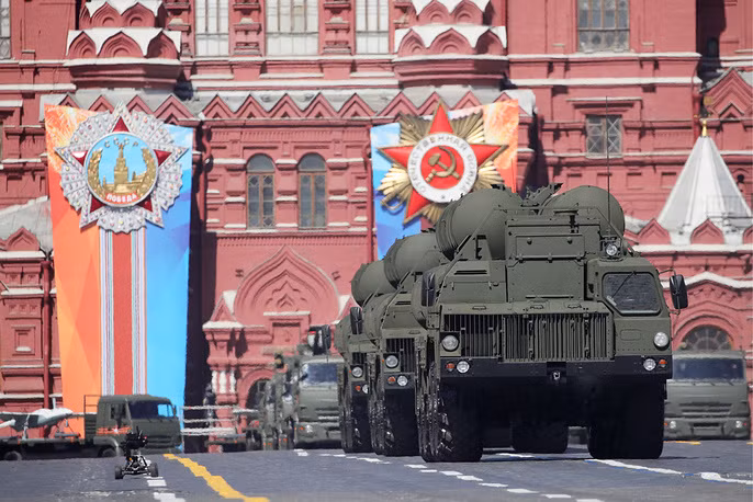 Tổ hợp tên lửa phòng không S-400 Trumf, một trong những tổ hợp phòng không đang được Nga triển khai tại Syria. Đây là loại tên lửa phòng không hiện đại nhất hiện nay của Nga cũng như của cả thế giới. Nguồn ảnh: TASS.