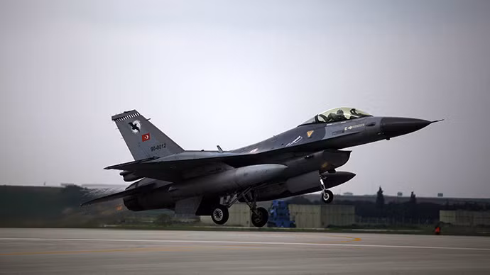 Không quân Thổ Nhĩ Kỳ có tới hơn 1000 máy bay các loại, trong đó phải kể đến các máy bay F-16. Đây là quốc gia sở hữu nhiều F-16 nhất trên thế giới (không tính Mỹ, quốc gia sản xuất ra F-16) và trong tương lai, Thổ Nhĩ Kỳ cũng sẽ sớm được sở hữu các chiến đấu cơ F-35 hiện đại nhất thế giới từ hợp đồng đóng góp nghiên cứu, phát triển F-35 cùng Mỹ. Nguồn ảnh: Airforce.