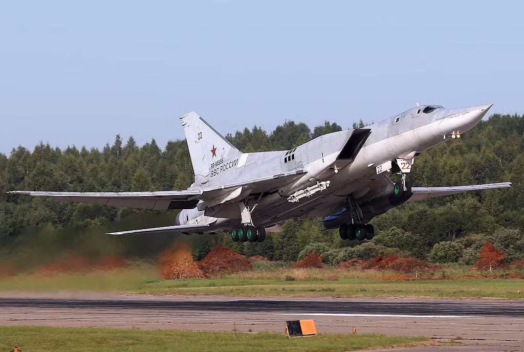 Sau Tu-160 là tốp 4 chiếc Tu-22M. Đây là loại máy bay siêu âm, tầm xa, cánh cụp cánh xòe có thể thực hiện các nhiệm vụ không kích mục tiêu trên đất liền hoặc trên biển. Nguồn ảnh: Wiki.