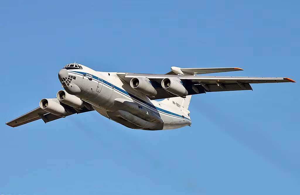 Tiếp đến là đội hình ba máy bay vận tải đa dụng Il-76. Ra đời từ năm 1967, Il-76 hiện tại không chỉ được Nga sử dụng với nhiệm vụ vận tải mà còn có khả năng tiếp liệu trên không. Nguồn ảnh: Wiki.
