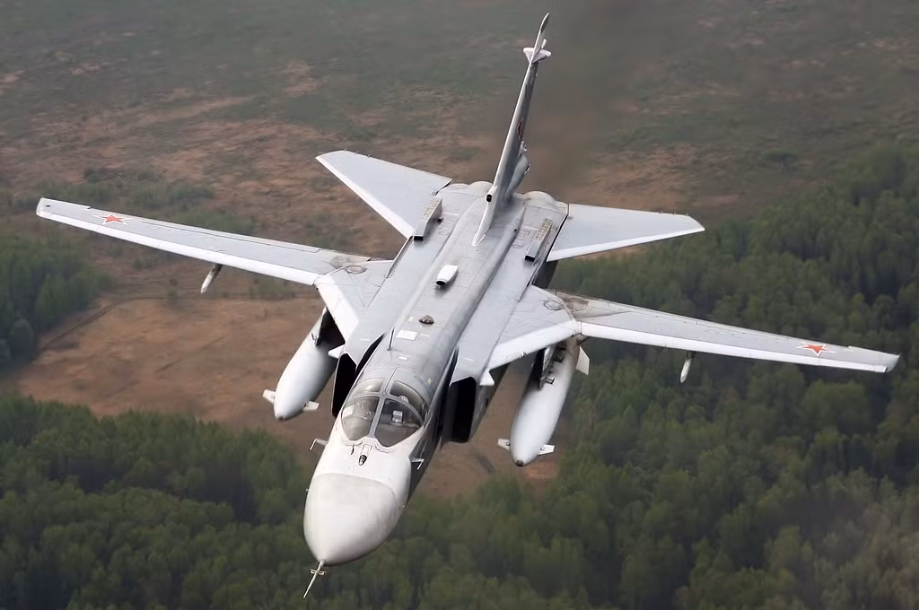 Theo sau đội hình máy bay huấn luyện là 4 chiếc tiêm kích bom Sukhoi Su-24. Đây là loại cường kích siêu âm, hoạt động được trong mọi điều kiện thời tiết. Nguồn ảnh: Wiki.