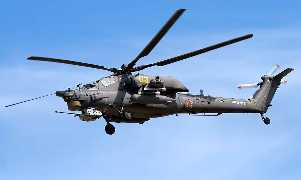 Tiếp đến là 4 chiếc trực thăng tấn công loại Mi-28. Đây là loại trực thăng tấn công trong mọi điều kiện thời tiết, hoạt động được cả ban ngày lẫn đêm hiện đại và nguy hiểm bậc nhất của Nga hiện nay. Nguồn ảnh: Wiki.
