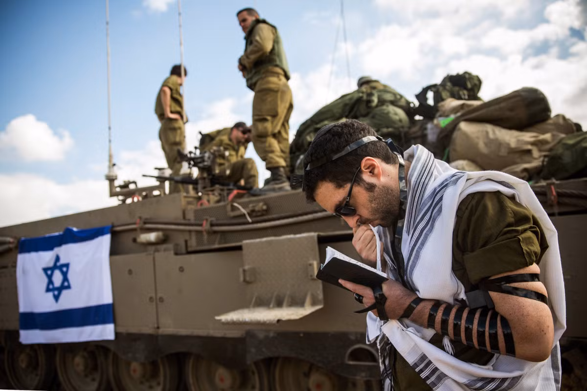 Chỉ tính riêng trong năm 2017, số tiền mà Israel chi ra để mua vũ khí cá nhân, đạn dược và quân tư trang từ Anh đã cao hơn cả 4 năm trước đó cộng lại. Cụ thể, trong các năm từ 2013 tới 2016, tổng cộng Israel chỉ mua khoảng 148 triệu bảng (tương đương 200 triệu USD) tiền vũ khí trang bị từ Anh. Nguồn ảnh: Pinterest.