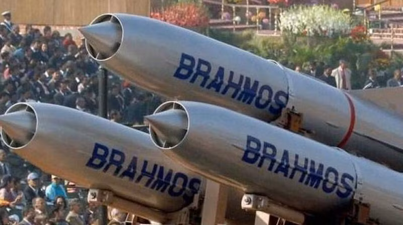 Theo đó, bệ phóng mới này sẽ phù hợp để triển khai tên lửa hành trình BrahMos trên các tàu chiến trên biển, đặc biệt là những tàu chiến có không gian hạn chế và không thể bố trí thêm được cơ cấu phóng thẳng đứng cho các tên lửa BrahMos. Nguồn ảnh: Worlddef.