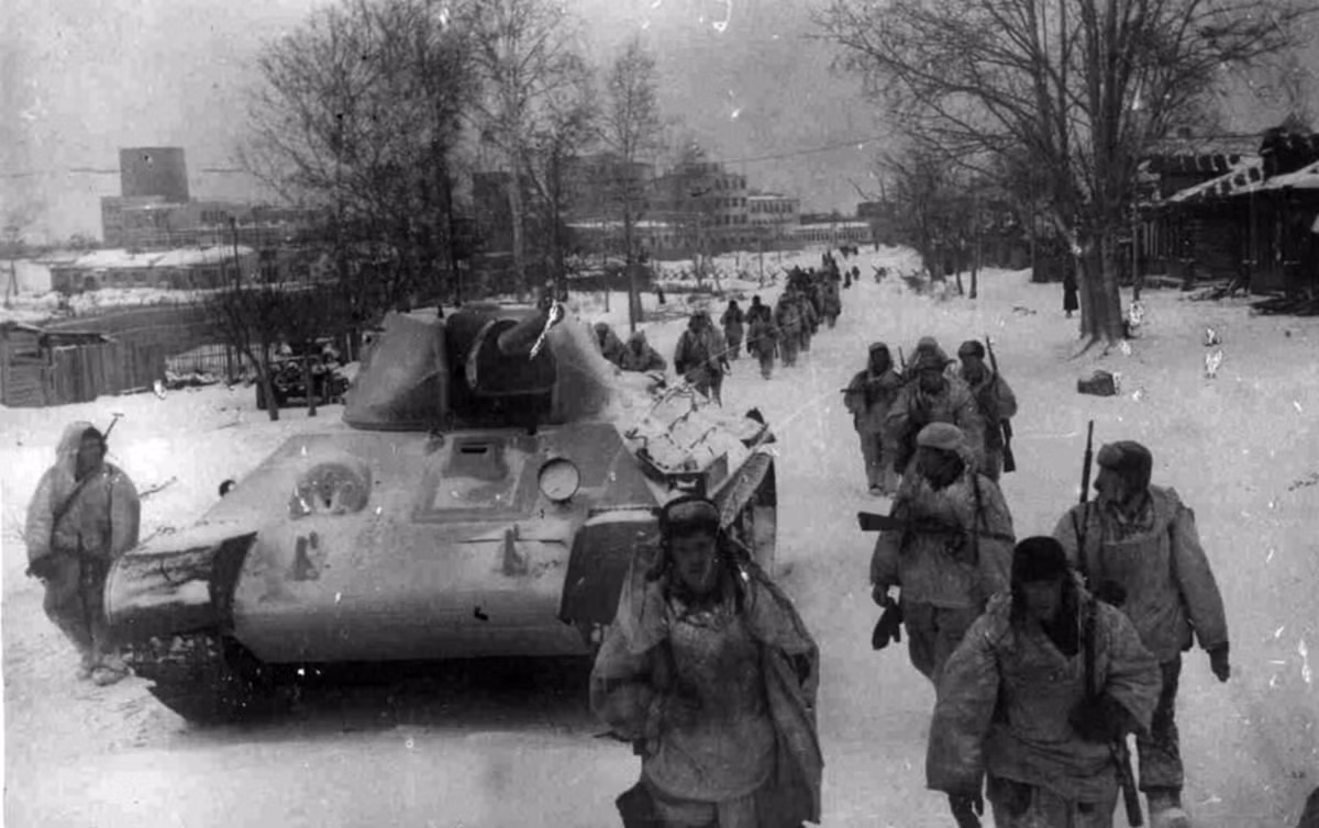 Điều đặc biệt đó là trong sáu chiến sĩ Hồng quân Việt Nam bảo vệ Moscow có năm người mang họ Lý và một người mang họ Vương. Đây có lẽ là bí danh được họ lựa chọn để sử dụng trong thời gian học tập tại Liên Xô. Trước đó, cả sáu người này đều được Chủ tịch Hồ Chí Minh gửi sang Nga từ Quảng Đông vào năm 1926. Nguồn ảnh: Archive.