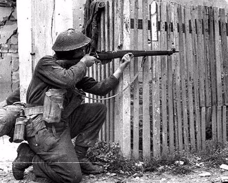Ở Canada hay ở Australia, nơi mà quân đội Anh cũng viện trợ khẩu Lee Enfield này thì người ta lại gọi nó là khẩu 303 vì nó sử dụng cỡ đạn .303 inch (xấp xỉ 7,7mm). Trong khi đó, ở Trung Quốc khẩu súng này được gọi là khẩu súng trường Anh hoặc là khẩu 7,7mm - theo cỡ đạn mà nó sử dụng. Nguồn ảnh: Pinterest.