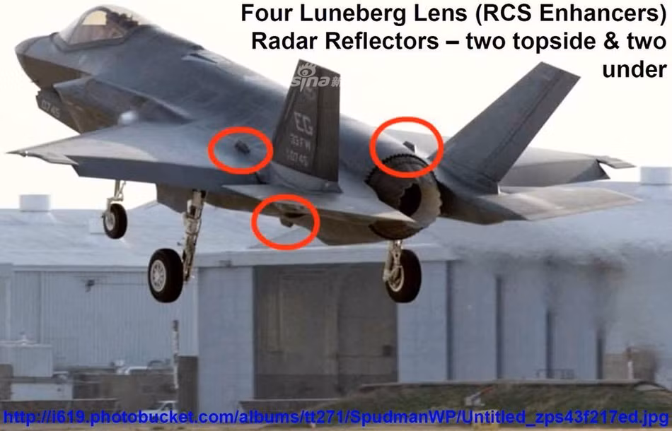 Mỗi phi cơ F-35I và F-35 đều có ba hệ thống phản xạ radar được gắn ở hai bên trên lưng và một dưới bụng. Hệ thống phản xạ radar hay còn được biết tới với cái tên viết tắt là RCS, đây là hệ thống giúp chiếc F-35 phản xạ lại sóng radar, thường được thấy sử dụng trên các máy bay tàng hình như F-22 và F-35. Nguồn ảnh: 619.