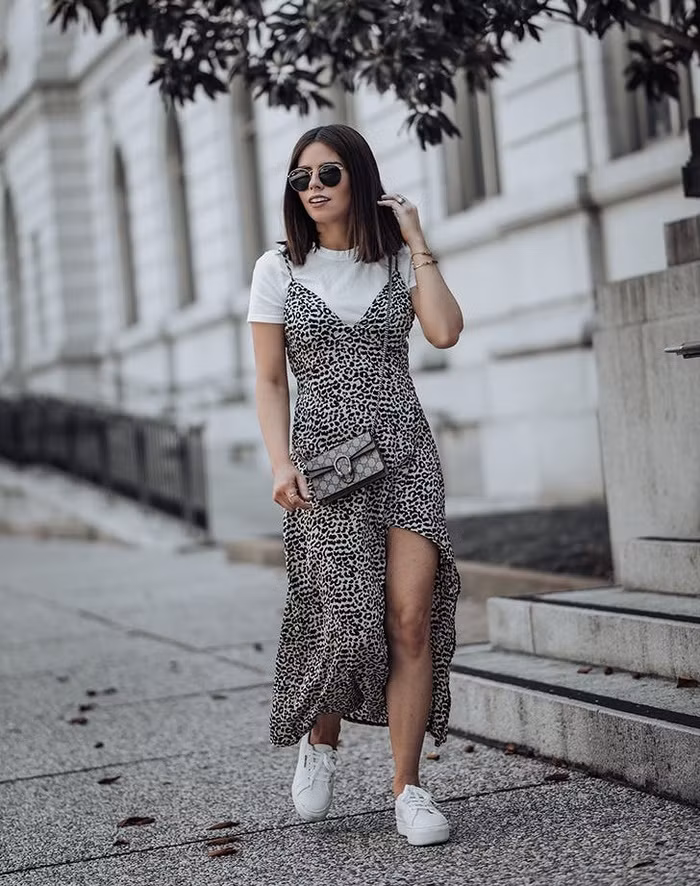 Ai bảo con gái chân ngắn không thể diện được váy maxi nào. Một chiếc đầm maxi phối cùng áo thun và giày sneaker sẽ giúp bạn thêm thanh lịch và trẻ trung hơn.
