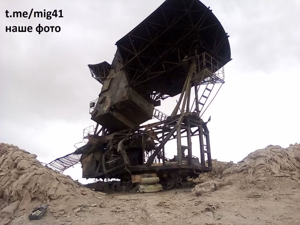 Các tổ hợp radar cảnh giới P-35 cùng với radar điều khiển hỏa lực 5N62 cũng cùng chung số phận khi gần như bị phá hủy hoàn toàn sau cuộc không kích này của Israel. Nguồn ảnh: MiG41.