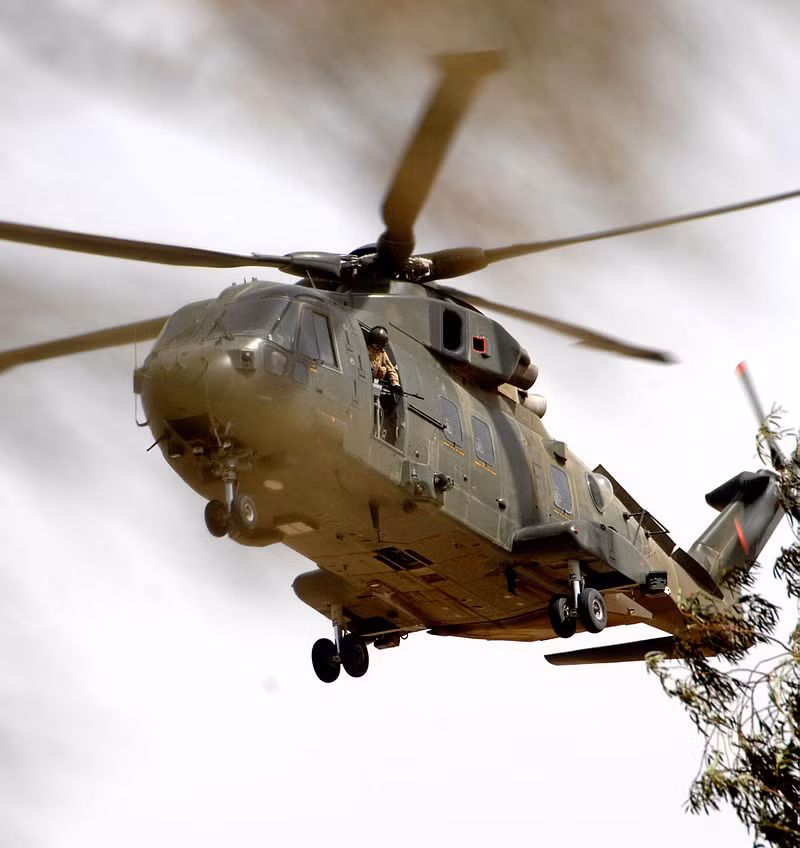 Trần bay tối đa của AgustaWestland AW101 vào khoảng 4575 mét. Đây được đánh giá là loại trực thăng đa dụng hiện đại nhất của NATO hiện nay. Phiên bản săn ngầm của nó hiện đang phục vụ trong hải quân hàng chục quốc gia thuộc NATO. Nguồn ảnh: Wiki.