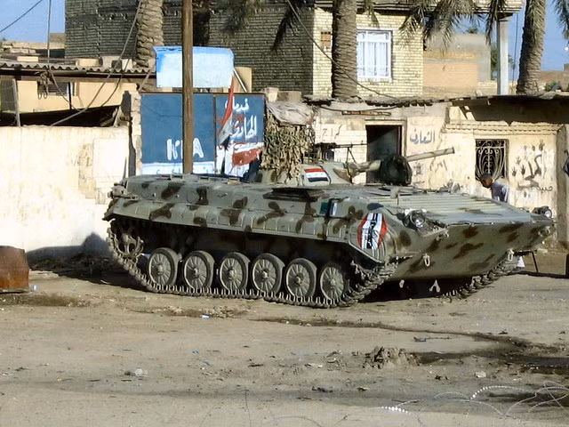 Cũng có nhiều phương tiện chiến đấu của Iraq còn nguyên vẹn nhưng kíp chiến đấu đã quá sợ hãi trước sức mạnh của quân đội Mỹ nên phần lớn đã tháo chạy. Nguồn ảnh: Flickr.