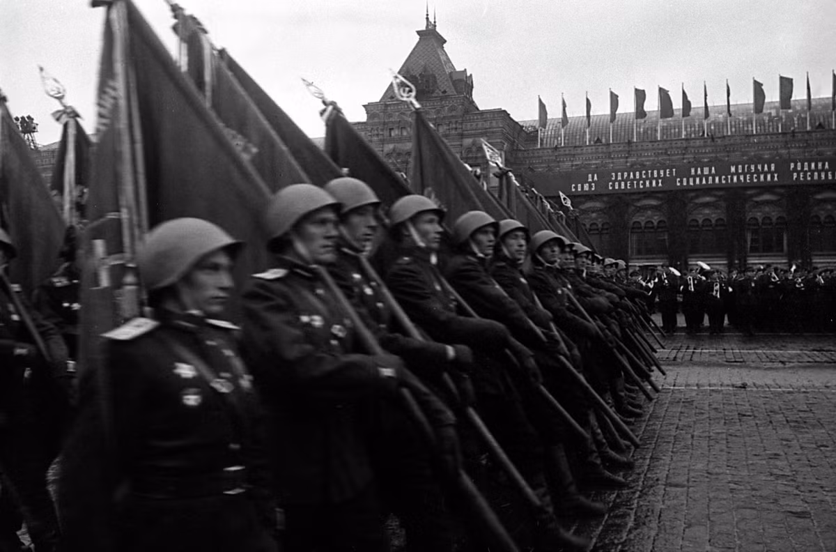 Sau đó là vào năm 1985, đúng 20 năm tiếp theo kể từ lần duyệt binh thứ hai. Tuy nhiên, sau năm 1985, cuộc duyệt binh mừng Ngày Chiến Thắng lại được tổ chức 5 năm một lần. Nguồn ảnh: Atlantic.