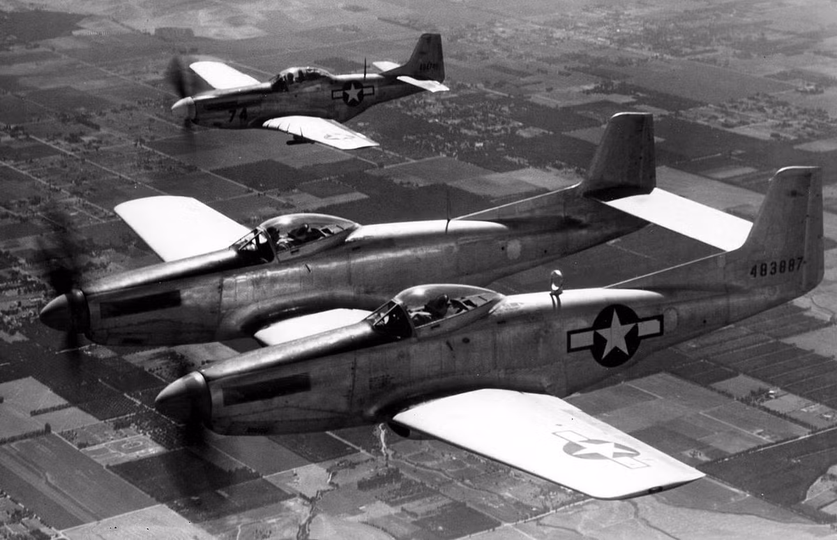 Về cơ bản thì đây là hai chiếc Mustang P-51 được gắn vào nhau, tạo nên thiết kế độc đáo chưa từng có. Ra đời vào ngày 15/6/1945 - khi mà chỉ hơn một tháng sau Phát xít Nhật đầu hàng và chiến tranh chính thức kết thúc, tưởng chừng F-82 sẽ không bao giờ được tham chiến nhưng rồi cuối cùng cơ hội của nó đã tới. Nguồn ảnh: Wiki.