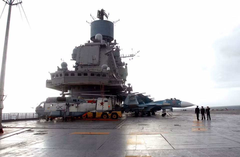 Giống những lớp tàu sân bay do Liên Xô chế tạo trước đây, Đô đốc Kuznetsov cũng phải sử dụng cầu nhảy để triển khai máy bay do nó không được trang bị máy phóng. Hệ thống cầu nhảy trên tàu sân bay Đô đốc Kuznetsov của Nga có độ dốc 12 độ. Nguồn ảnh: BI.