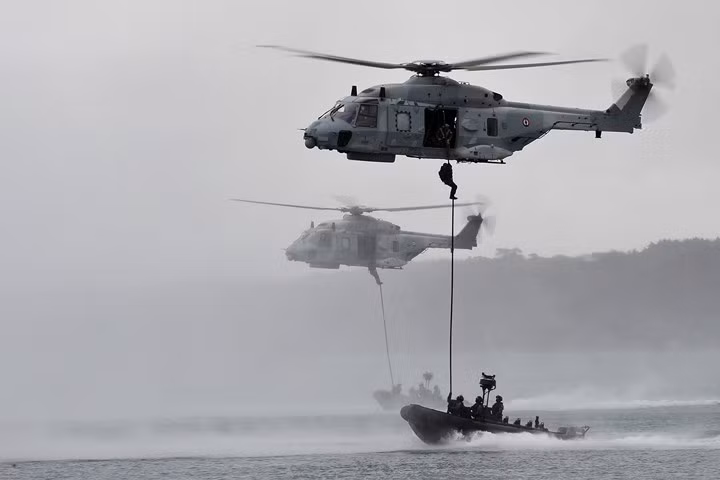 NH90 được trang bị hệ thống điện tử tiên tiến cho phép phát hiện tàu ngầm với độ chính xác cao. Nó có thể mang theo ngư lôi hoặc tên lửa chống hạm để diệt mục tiêu. NH90 có khả năng hoạt động trong mọi điều kiện thời tiết cả đêm lẫn ngày, thậm chí cả khi biển động. Ảnh: airbushelicopters.
