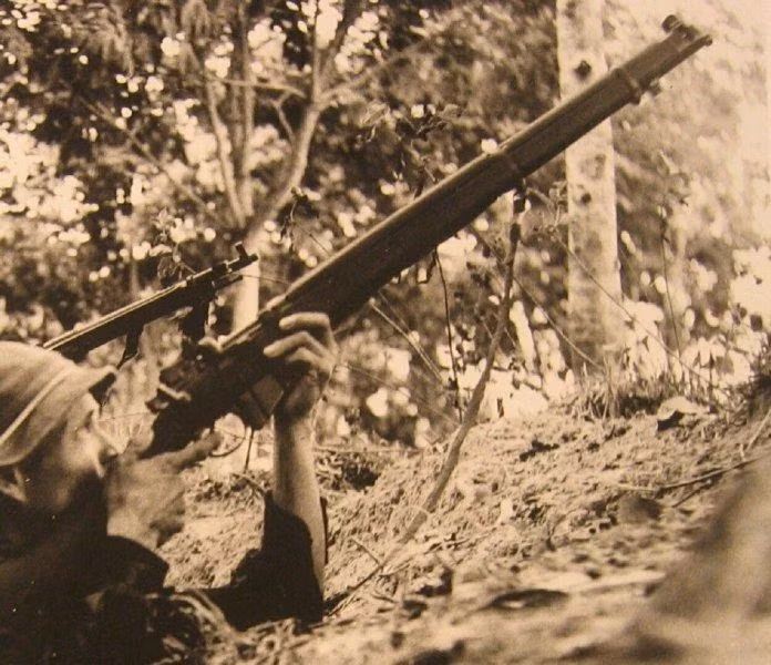Trong chiến tranh Việt Nam cũng có sự ghi nhận khẩu Lee Enfield từng xuất hiện dưới danh nghĩa là khẩu súng được lực lượng Việt Minh sử dụng trong quá trình giải giáp Phát xít Nhật đóng tại nước ta từ năm 1945, tới những năm kháng chiến chống Pháp, Lee Enfield vẫn tiếp tục được sử dụng trước khi bị loại biên do cỡ đạn không phù hợp. Nguồn ảnh: Flickr.