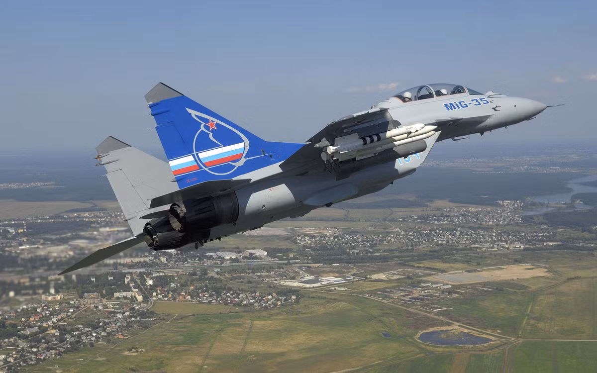 Chiến đấu cơ MiG-35 là phiên bản hiện đại hóa toàn diện từ MiG-29 - chiến đấu cơ chiếm ưu thế trên không đã có khoảng 35 năm tuổi, phục vụ từ thời Liên Xô tới tận ngày nay. Nguồn ảnh: Simulator.
