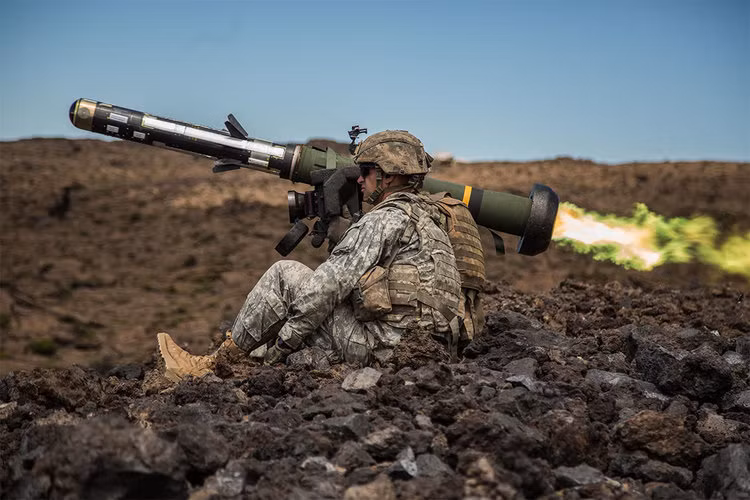 Các phiên bản Javelin mới nhất cho phép tiêu diệt xe tăng ở khoảng cách tối đa 4000 mét. Điểm đặc biệt là loại tên lửa này sẽ bay vút lên trên cao và bổ nhào xuống mục tiêu chứ không bay ngang như cách thông thường. Chiến thuật này vừa giúp tên lửa tấn công vào vị trí yếu nhất của xe tăng, vựa giúp xạ thủ an toàn do không bị lộ vị trí. Nguồn ảnh: ArmyTech.