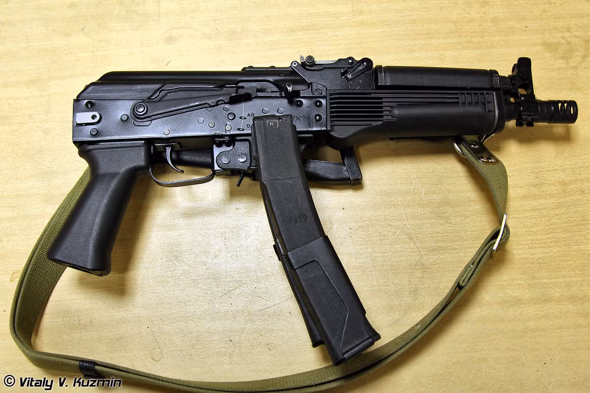 Không giống như AK-74, hỏa lực của khẩu Vityaz-SN yếu hơn rất nhiều nhưng nó cũng có hỏa lực mạnh hơn so với các khẩu tiểu liên dùng chung cỡ đạn 9x19mm. Hiện tại khẩu Vityaz-SN đang dực sử dụng tại hai quốc gia trên thế giới bao gồm Nga và Azebaijan. Nguồn ảnh: Vitaly.