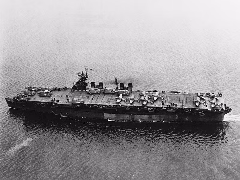 Được hạ thủy từ năm 1942, tàu sân bay Independence của Mỹ là một trong những tàu sân bay "kiên cường" nhất của Hải quân nước này. Nó đã hứng chịu nhiều cuộc tấn công cảm tử Thần Phong của Nhật ở biển Thái Bình Dương nhưng vẫn sống sót trở về nhà khi chiến tranh kết thúc. Nguồn ảnh: Wiki.