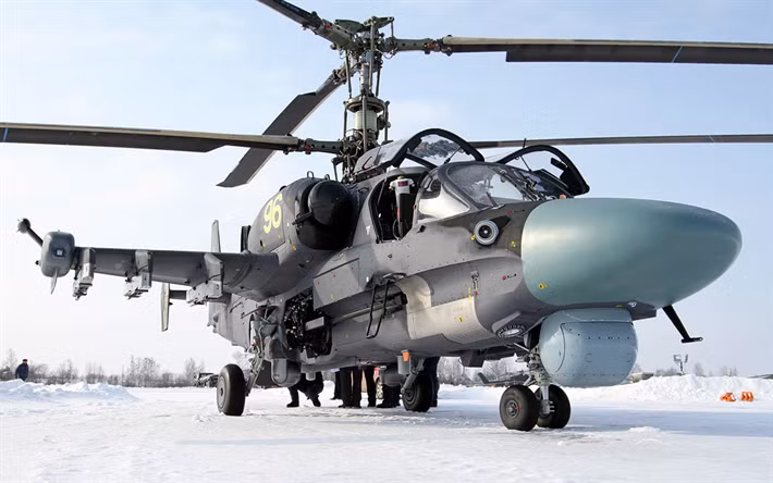 Tuy nhiên, Ka-52 lại là loại trực thăng đồng trục, có nghĩa là nó không có cánh đuôi, mô-men xoắn của máy bay sẽ được triệt tiêu bằng việc cho hai cánh quạt đồng trục quay ngược hướng nhau. Mặc dù vậy, các cánh quạt đồng trục này trong nhiều trường hợp sự cố sẽ không thể quay đồng tốc với nhau, khiến việc triệt tiêu mô-men xoắn không thể triệt để được. Nguồn ảnh: Alligator.