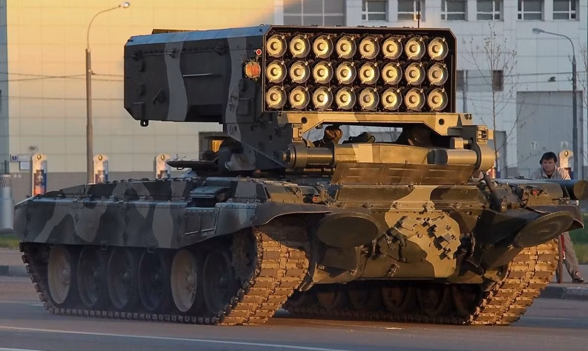 Hình ảnh đầu tiên về tổ hợp TOS-2 xuất hiện trên trang Twitter mang tên RussianDefence.com vào cuối tuần trước, với thiết kế là sự kết hợp giữa khung gầm của xe tăng T-14 Armata, phần tháp pháo đã bị loại bỏ thay vào đó là hệ thống pháo phản lực có phần khá tương đồng với hệ thống ống phóng phản lực của TOS-1A. Nguồn ảnh: Defense.
