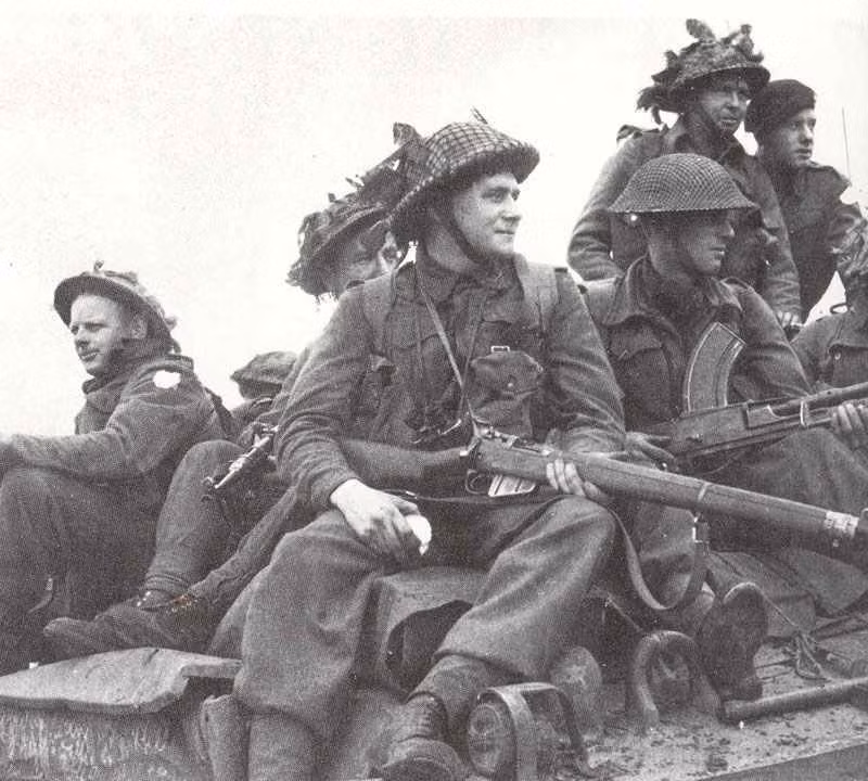 Tổng cộng đã có tới hơn 17 triệu khẩu súng trường Lee Enfield từng được sản xuất trong khoảng thời gian suốt từ năm 1895 tới tận... ngày nay. Số lượng biến thể của khẩu súng này cũng lên tới con số vài chục, trong đó biến thể nặng nhất nặng 4,19 kg và nhẹ nhất là 3,96 kg. Nguồn ảnh: Warhistory.