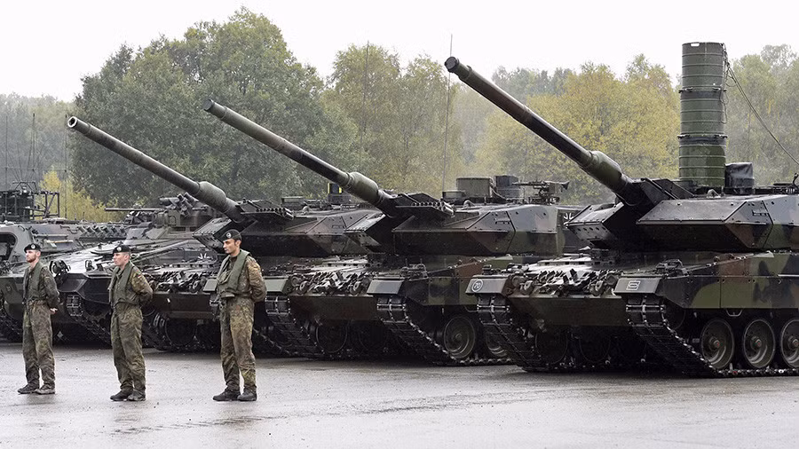 Điều trớ trêu đó là Leopard 2 có nguồn gốc xuất xứ từ Đức, không thể hiểu nổi tại sao quân đội Đức lại vẫn lấy lý do "kỹ thuật" cho việc để hơn nửa già số thiết giáp này nằm trong kho do thiếu linh kiện thay thế. Nguồn ảnh: Worldn.