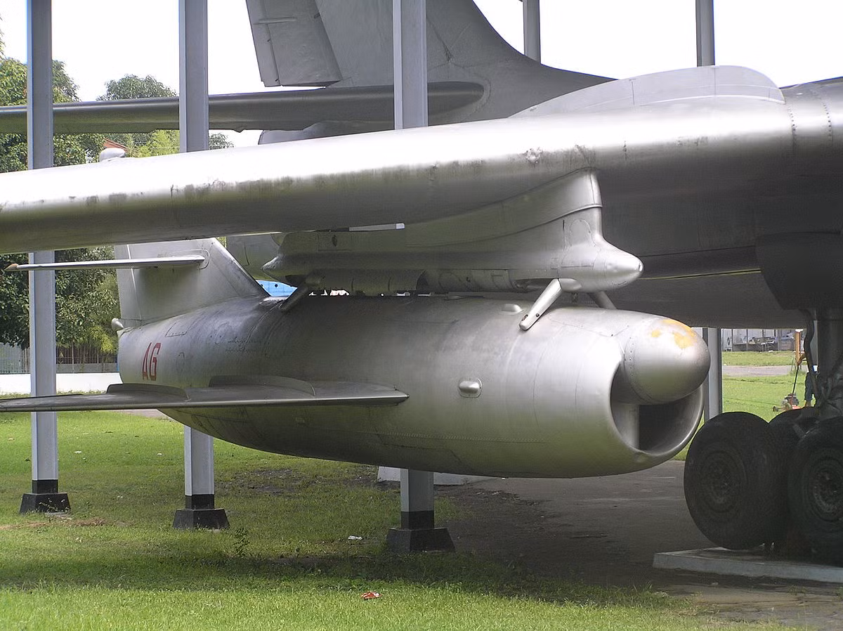 Về cơ bản, tên lửa KS-1 Komet là một chiếc MiG-15 được thiết kế lại với phần khung được thu nhỏ, bỏ đi bộ phận càng đáp và xóa sổ luôn cả khoang lái thay vào đó là các thiết bị điều khiển tự động. Nguồn ảnh: Wiki.