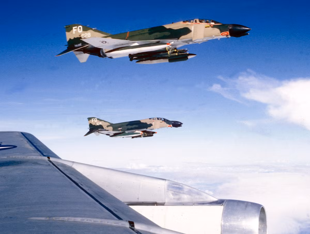 Cụ thể, trong trận này, bốn chiếc MiG-21MF thuộc Trung đoàn Không quân 927 và một chiếc MiG-21 thuộc Trung đoàn không quân số 921 tham chiến trong ngày hôm đó, mỗi chiếc đã hạ một F-4E của địch. Nguồn ảnh: QDND.